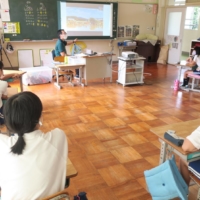 Fifth graders at Ohara Chubu Elementary School in Toyota, Aichi Prefecture, learn how rice grows. Due to the small size of the class, students are spread out across the classroom. | CHUNICHI SHIMBUN

