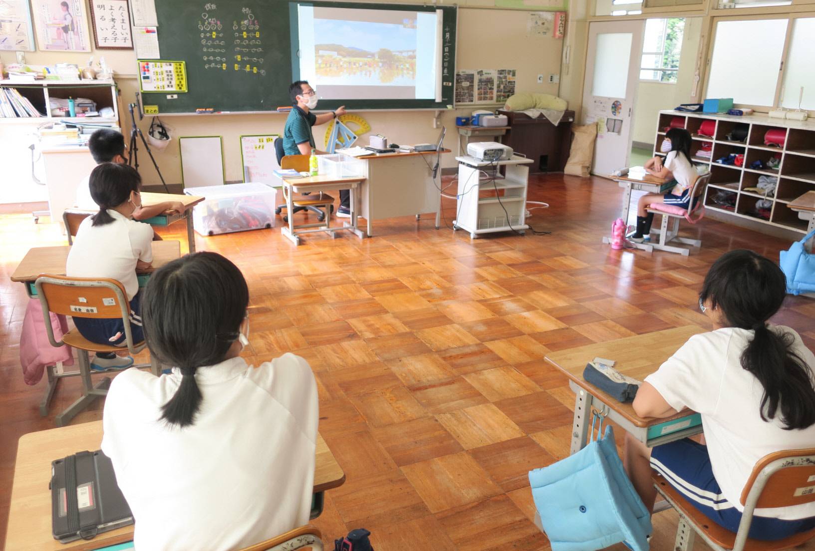 Fifth graders at Ohara Chubu Elementary School in Toyota, Aichi Prefecture, learn how rice grows. Due to the small size of the class, students are spread out across the classroom. | Chunichi Shimbun 