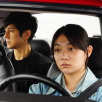 A withdrawn actor (Hidetoshi Nishijima, left) and his similarly reticent driver (Toko Miura, right) become confidants in Ryusuke Hamaguchi\'s \"Drive My Car,\" adapted from Haruki Murakami\'s work. | © 2021 \"DRIVE MY CAR\" FILM PARTNERS
