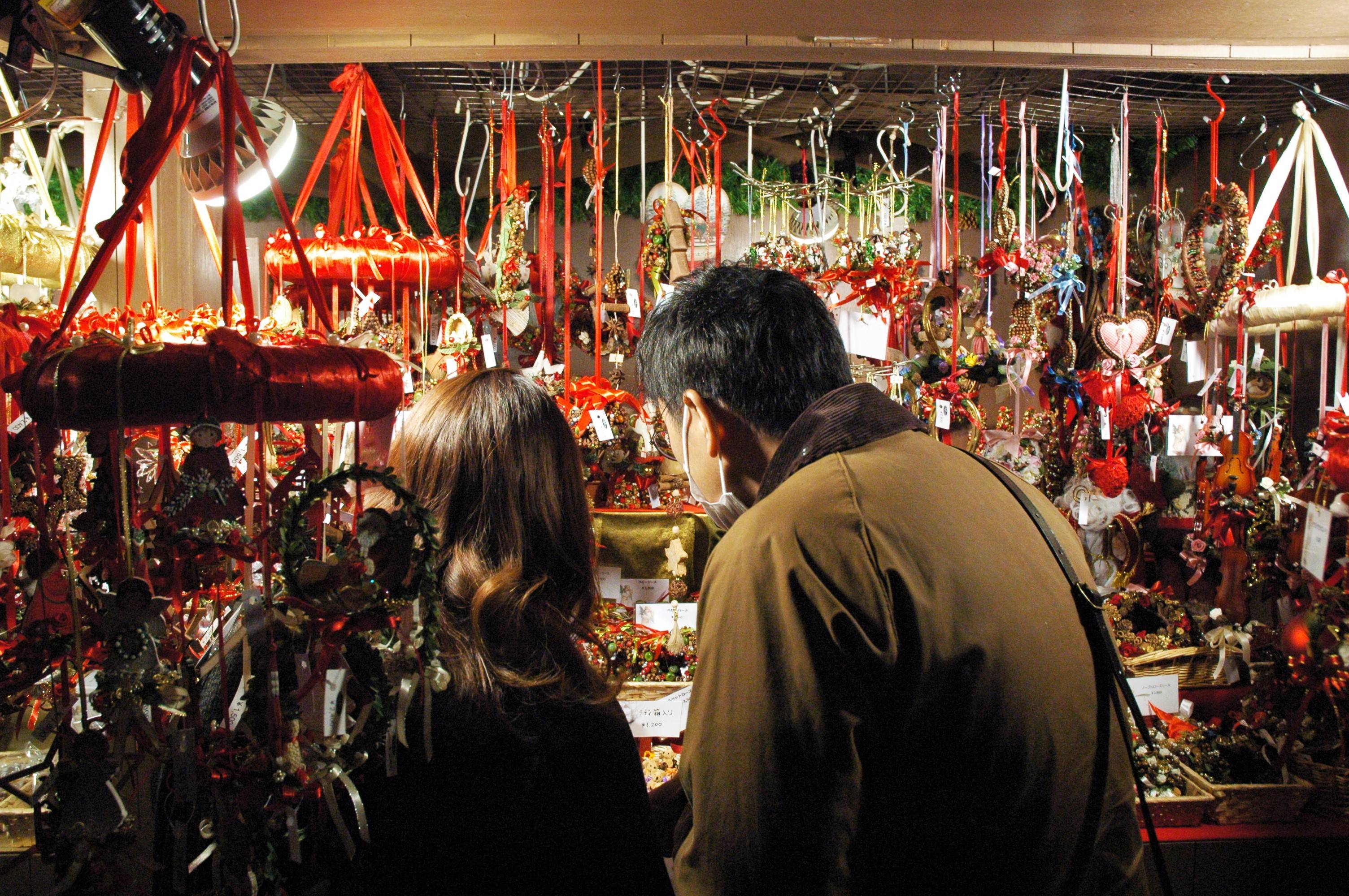 A couple browse ornaments at the Roppongi Hills Christmas Market. | RUSSELL THOMAS