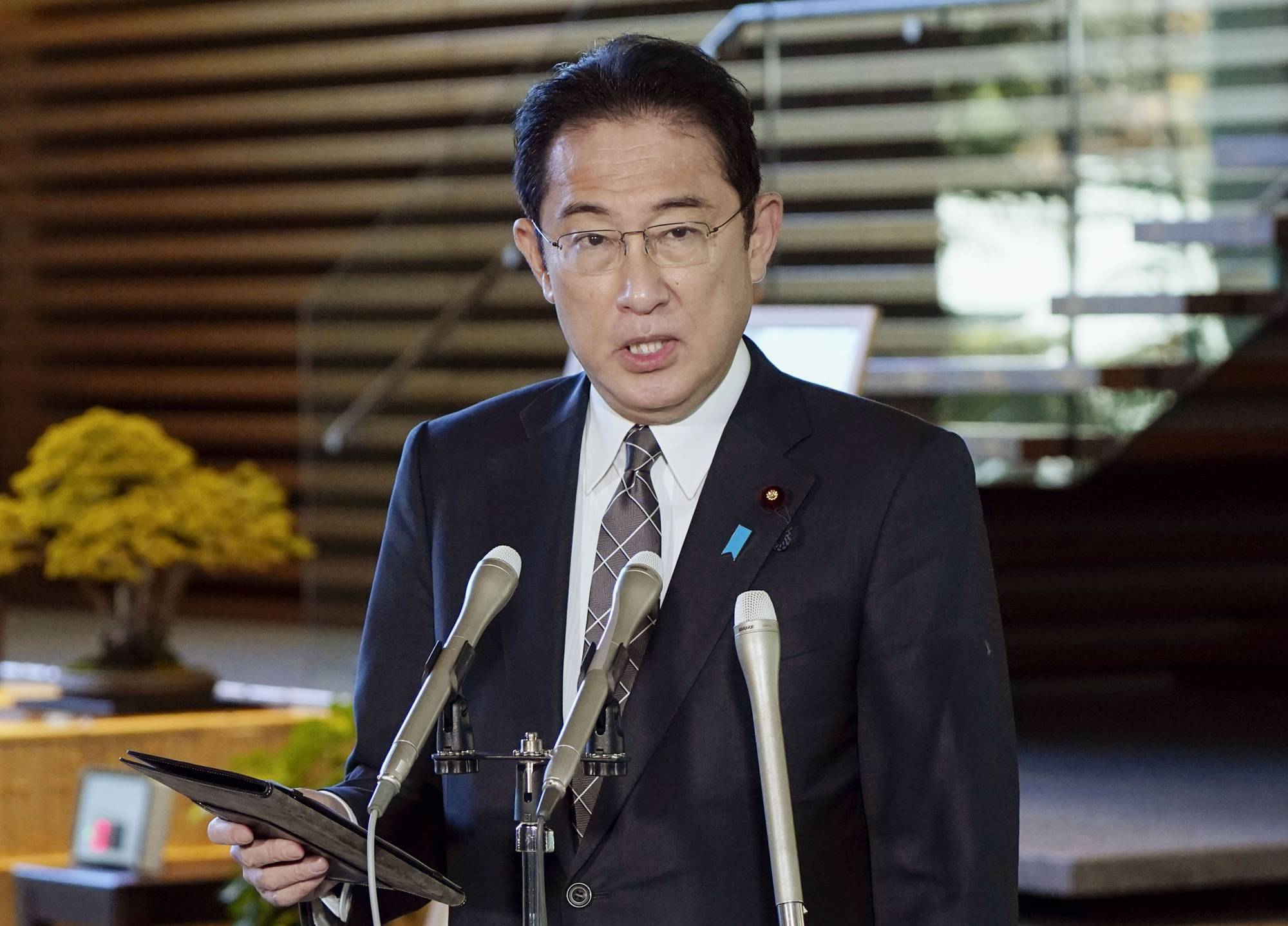 Prime Minister Fumio Kishida speaks to reporters on Thursday at the Prime Minister's Office. | KYODO