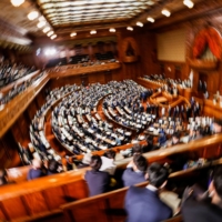 An extraordinary parliamentary session set to kick off Monday is likely to focus on confusion triggered by the Kishida administration’s tough entry restrictions as it seeks to halt the spread of the omicron variant of the coronavirus. | REUTERS