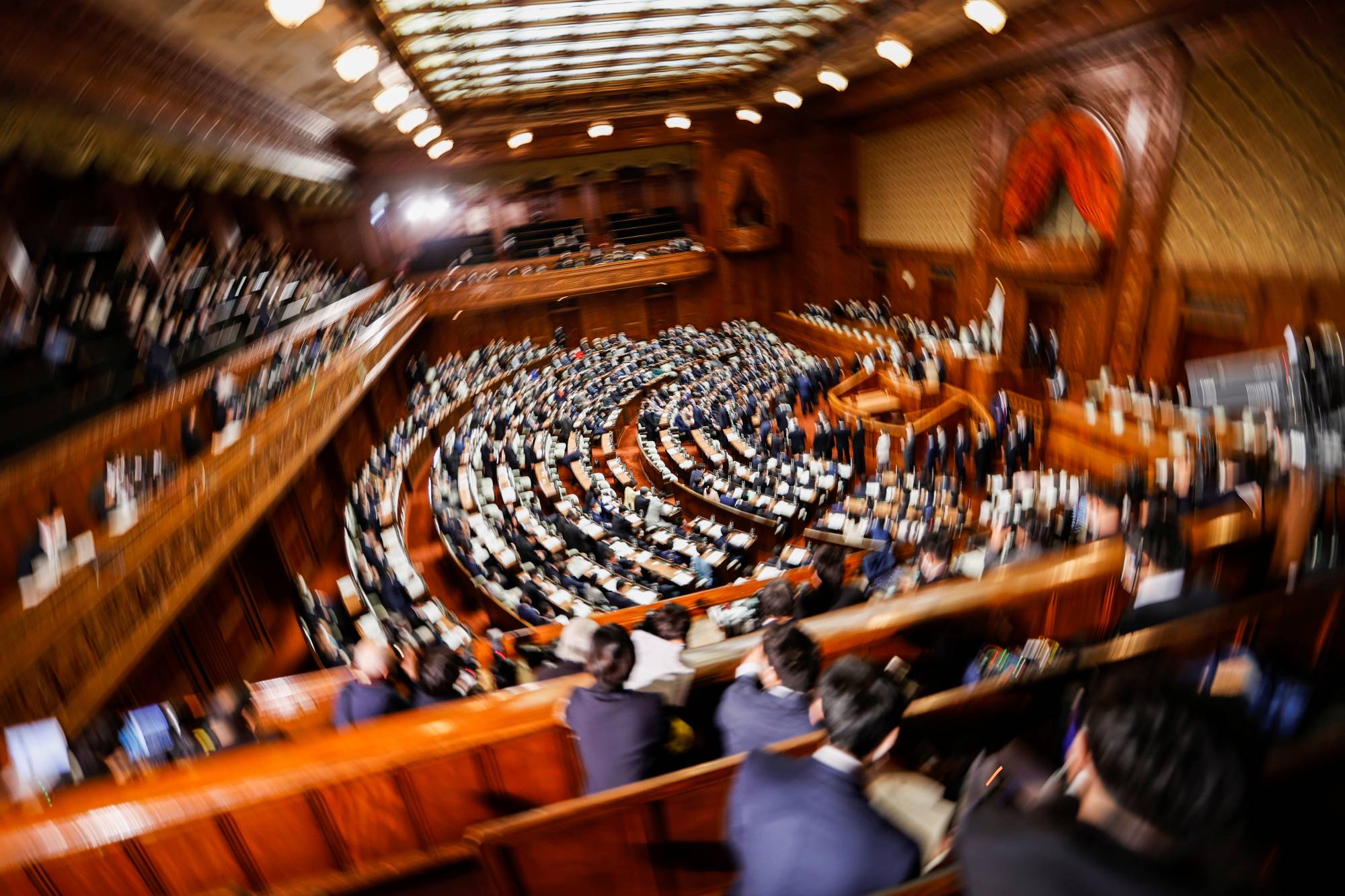An extraordinary parliamentary session set to kick off Monday is likely to focus on confusion triggered by the Kishida administration’s tough entry restrictions as it seeks to halt the spread of the omicron variant of the coronavirus. | REUTERS