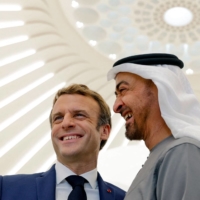 French President Emmanuel Macron and Abu Dhabi Crown Prince Mohammed bin Zayed al-Nahyan tour the French pavilion at the Dubai Expo on the first day of Macron\'s Gulf tour on Friday. | AFP-JIJI