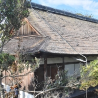 The roof of the Shoin Building at Ashiura Kannon Temple in Kusatsu, Shiga Prefecture, has deteriorated from being exposed to the weather. | CHUNICHI SHIMBUN

