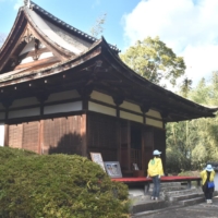 The roof of the Amida Hall at Ashiura Kannon Temple in Kusatsu, Shiga Prefecture, is patched with corrugated iron. | CHUNICHI SHIMBUN
