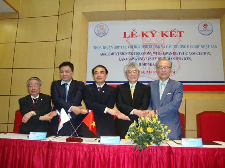 The Japan Dietetic Association, Kanagawa University of Human Services, Jumonji University, Hanoi Medical University and the Vietnam National Institute of Nutrition signed an agreement on academic exchanges in March 2014. | JAPAN DIETETIC ASSOCIATION