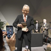 Syukuro Manabe poses with a Nobel Prize medal in physics at the National Academy of Sciences in Washington on Monday. | KYODO