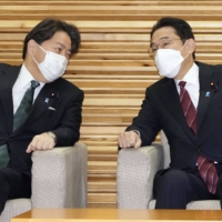 Foreign Minister Yoshimasa Hayashi (left) talks with Prime Minister Fumio Kishida at the Prime Minister\'s Office on Monday. | KYODO