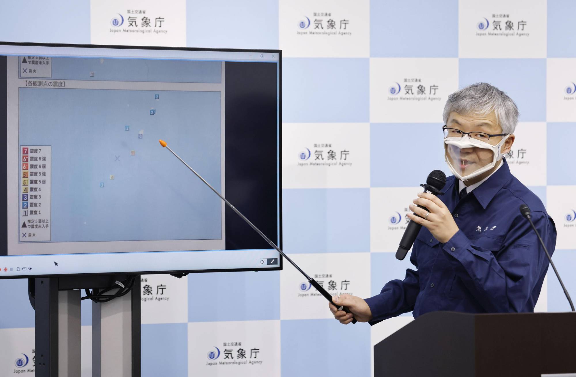 A Meteorological Agency official explains the magnitude 6 earthquake that rattled the Tokara Islands chain in Kagoshima Prefecture on Thursday. | KYODO