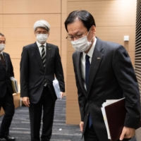 Mizuho Financial Group CEO Tatsufumi Sakai (right) and Mizuho Bank CEO Koji Fujiwara (center) announced their resignations on Nov. 26. | BLOOMBERG