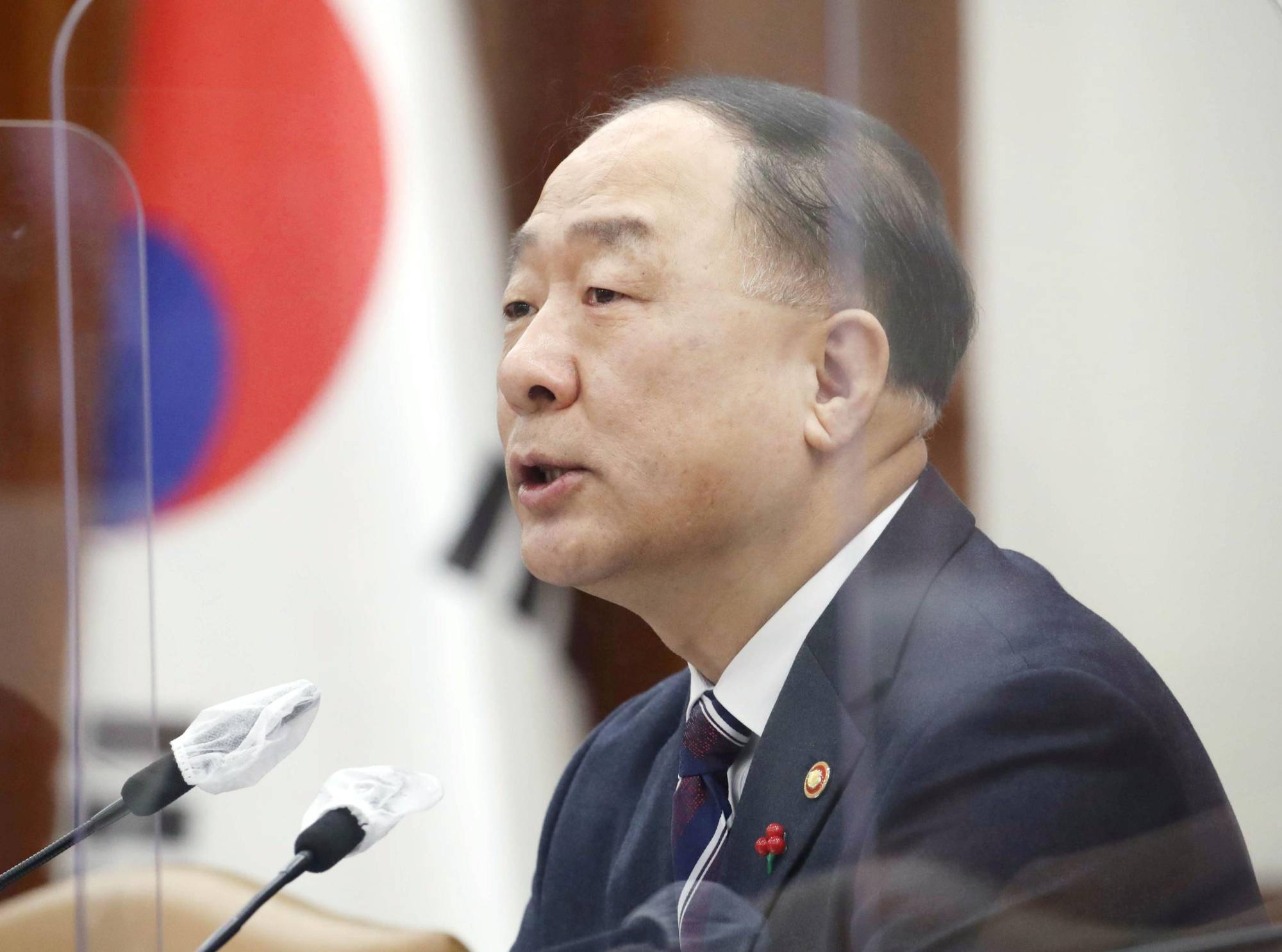 South Korean Finance Minister Hong Nam-ki has said the country's government will begin the process to join the CPTPP free trade deal, adding it to a growing list of applicants that includes China and Taiwan. | YONHAP / VIA KYODO