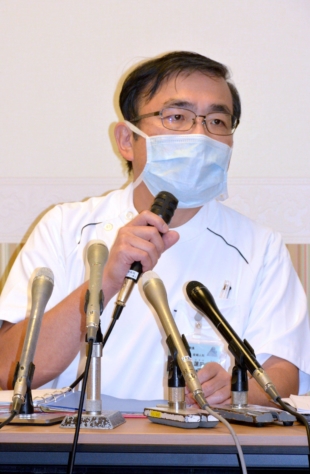 Takeshi Hasuda, the president of Jikei Hospital, speaks at a news conference on Nov. 10 at the hospital in Kumamoto. | NISHINIPPON SHIMBUN
