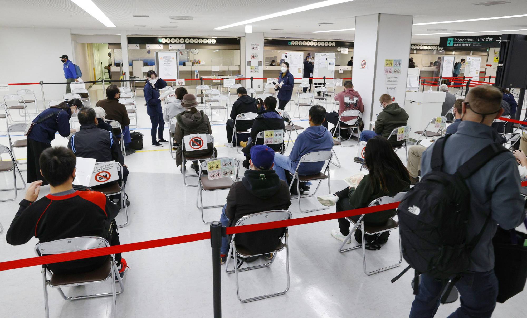 New arrivals go through entry procedures at Narita Airport on Nov. 29. | KYODO