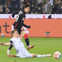 Frankfurt\'s Daichi Kamada scores against Monchengladbach during their game on Wednesday. | KYODO