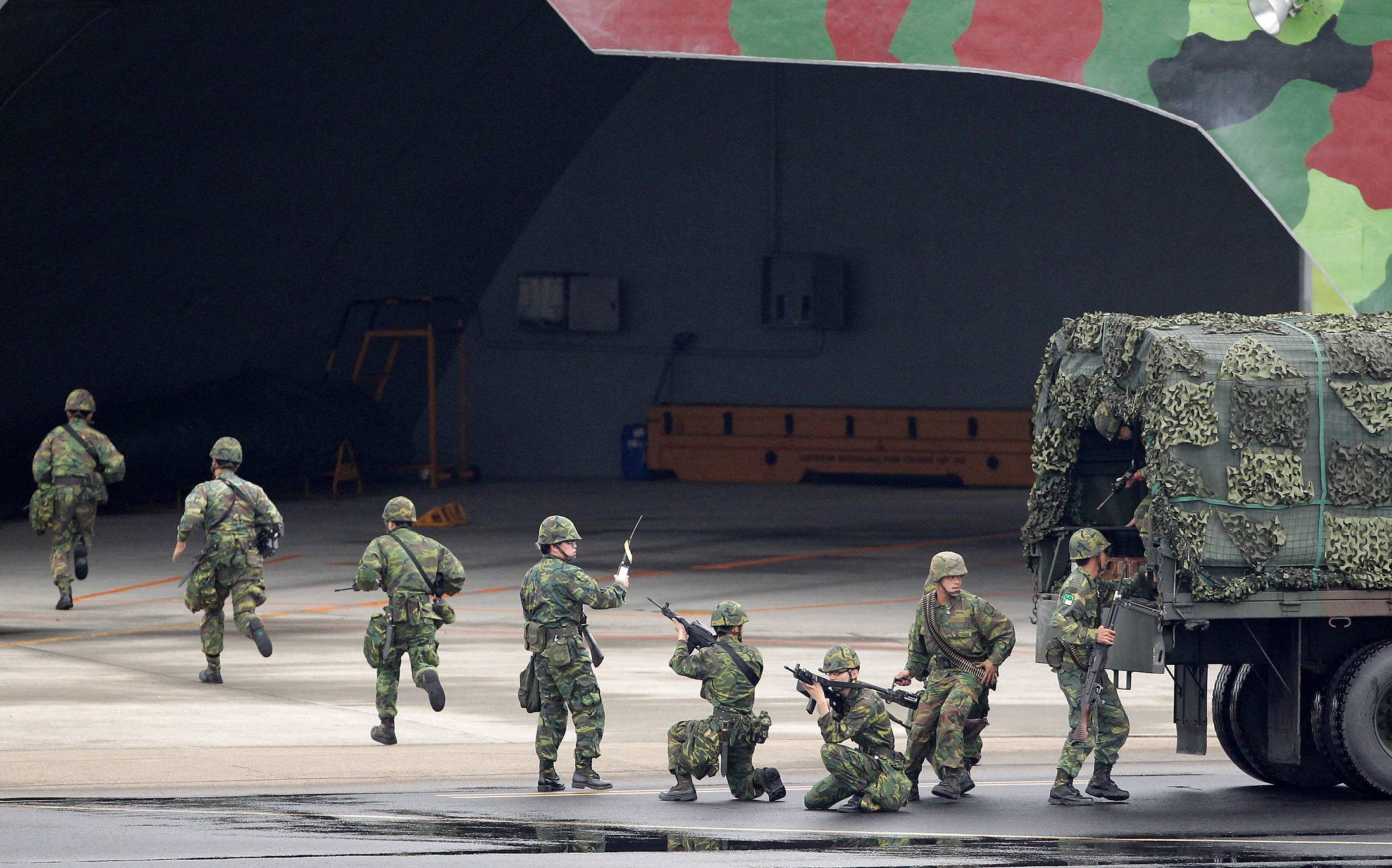 Taiwanese soldiers take part in the annual Han Kuang military exercise at the Hsinchu Air Force Base in Hsinchu city, northern Taiwan, in April 2012. | REUTERS