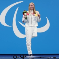 Gold medal swimmer Hannah Aspden of the United States celebrates on the podium at the Tokyo 2020 Paralympic Games on Aug 30. | REUTERS