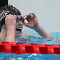 Hannah Aspden of the United States celebrates after winning gold at the Tokyo 2020 Paralympic Games on Aug. 30.   | REUTERS