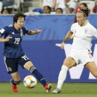 Jun Endo (left) of Japan and Lucy Bronze of England vie for the ball during England\'s 2-0 win in a Group D match of the Women\'s World Cup in Nice, France, on June 19, 2019. | KYODO
