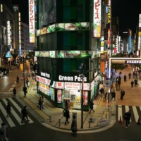 Tokyo\'s Shinjuku Ward in early December. As the holiday season approaches, there is concern that increased domestic travel will trigger a delayed uptick in infections, as was the case in January of this year. | RYUSEI TAKAHASHI
