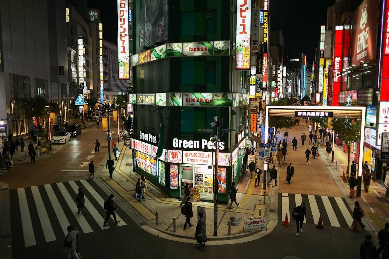 Tokyo's Shinjuku Ward in early December. As the holiday season approaches, there is concern that increased domestic travel will trigger a delayed uptick in infections, as was the case in January of this year. | Ryusei Takahashi 