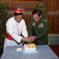 Myanmar\'s top Catholic cardinal, Charles Bo, cuts a Christmas cake with Myanmar\'s armed forces chief, Min Aung Hlaing, in Yangon on Thursday.  | MYANMAR MILITARY INFORMATION TEAM / VIA AFP-JIJI