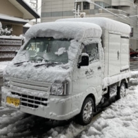A snow covered truck in the city of Fukui on Sunday | FUJI IWAMI
