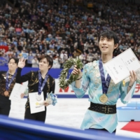 National champion Yuzuru Hanyu (right), runner-up Shoma Uno (center) and Yuma Kagiyama, who finished third, wave to fans after the men\'s competition.  | KYODO