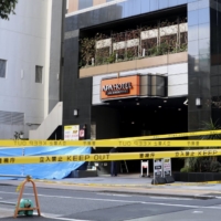 The grounds of a hotel in Tokyo\'s Shinjuku Ward where a child was found Wednesday after an apparent fall. | KYODO