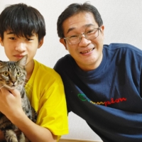 Choco poses with members of his new family, Hinata and Seiichi Tachiki. | JUNKO TACHIKI
