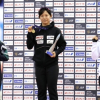 Speed skaters Miho Takagi (center), Nana Takagi (left) and Nao Kodaira are awarded Friday following the women\'s 1,500 meters in Nagano. | KYODO