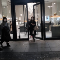 Shoppers in Tokyo\'s Marunouchi district on Dec. 17 | BLOOMBERG