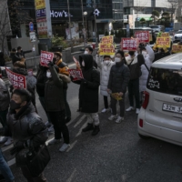 Anti-feminists shout during a rally in Seoul on Dec. 12.  | WOOHAE CHO / THE NEW YORK TIMES
