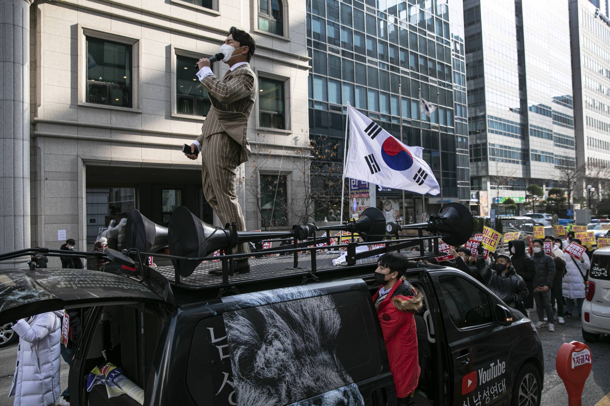 Bae In-kyu, head of Man on Solidarity, one of South Korea's most active anti-feminist groups, leads a rally in Seoul on Dec. 12. | Woohae Cho / The New York Times