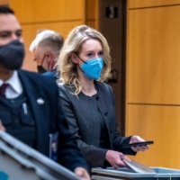 Elizabeth Holmes, founder of Theranos Inc., arrives at federal court in San Jose, California, on Jan. 3. Holmes faced 11 counts of wire fraud and conspiracy to commit wire fraud over charges that she lied about technology as she sought investments and business for her startup. | BLOOMBERG