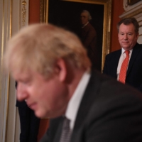 David Frost (right), then the U.K.\'s chief trade negotiator, looks on as British Prime Minister Boris Johnson signs the Trade and Cooperation Agreement between the U.K. and the EU — the Brexit trade deal — at 10 Downing Street in London on Dec. 30, 2020. | AFP-JIJI