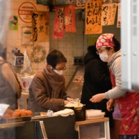 A sign of unexpected fragility in consumption was seen as Japan\'s household spending in November showed a year-on-year drop even before the infections with the omicron variant started to increase. | BLOOMBERG