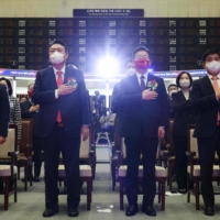 Yoon Suk-yeol (second from left), the presidential election candidate for South Korea\'s main opposition People Power Party, attends a ceremony to mark the first stock trading day of the year at the Korea Exchange in Seoul on Monday. | AFP-JIJI
