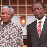 South African President Nelson Mandela and U.S. actor Sidney Poitier pose for cameras at Tuinhuis in Cape Town in May 16, 1996.  | AFP-JIJI