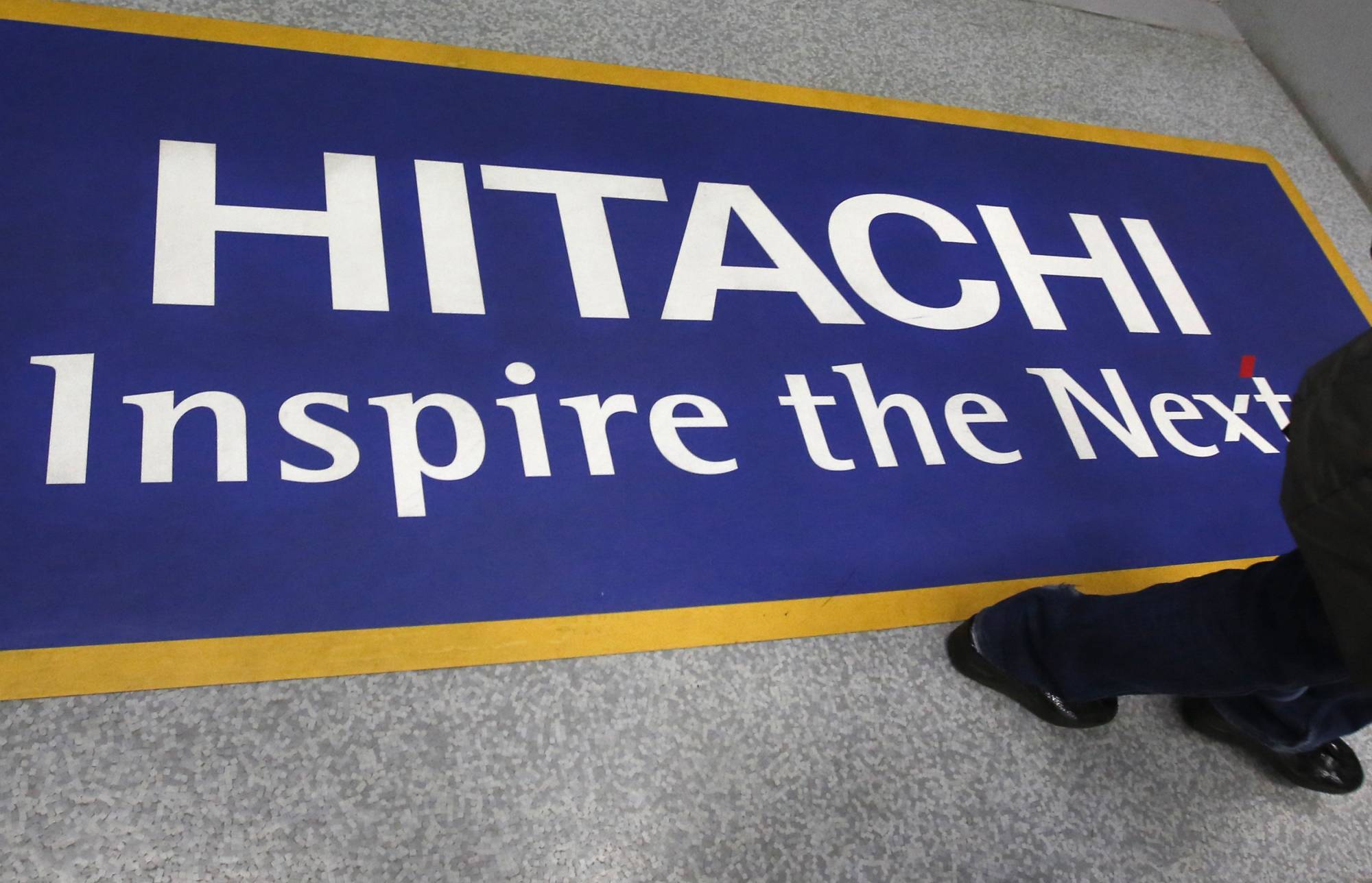 Hitachi Ltd. said Friday that it has agreed to sell half of its stake in subsidiary Hitachi Construction Machinery Co. for about ¥182.4 billion. | REUTERS