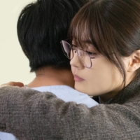 Kasumi Arimura plays a volunteer probation officer who grows attached to one of her charges in Yoshiyuki Kishi’s “Prior Convictions.” | © 2021 MASAHITO KAGAWA, TOJI TSUKISHIMA, SHOGAKUKAN / “ZENKAMONO” FILM PARTNERS