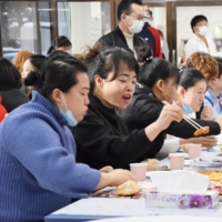 Foreign technical trainees gather for a Christmas party in Mombetsu in December. | HOKKAIDO SHIMBUN

