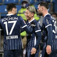 Bochum\'s Takuma Asano (center) celebrates after scoring against Koln in Bochum, Germany, on Saturday. | KYODO