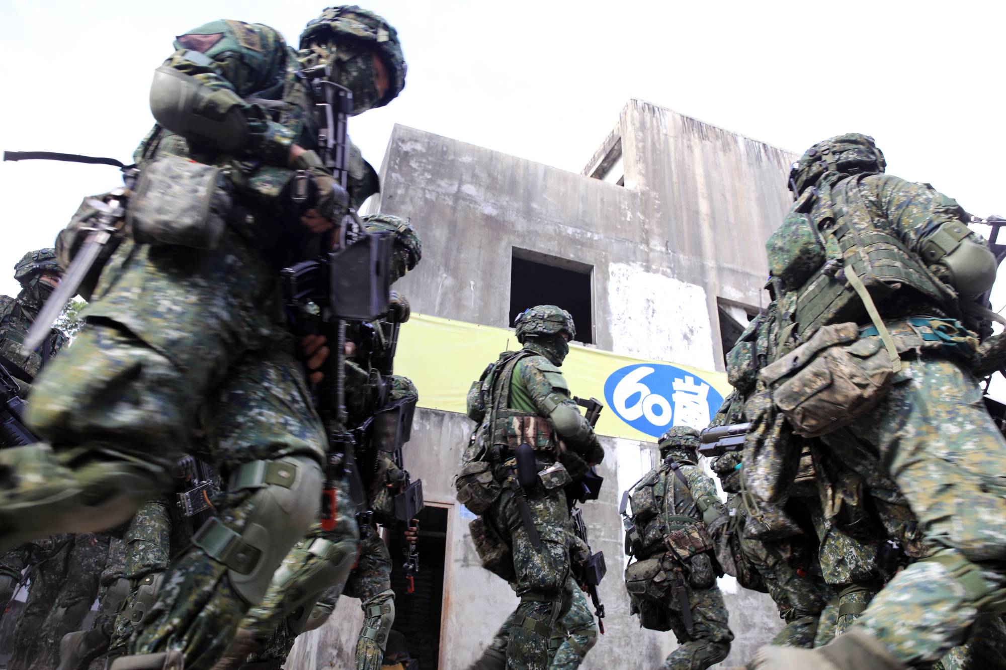 Taiwanese soldiers participate in a military exercise simulating an invasion by China, in Kaohsiung, Taiwan, on Jan. 6. | BLOOMBERG