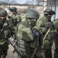 Russian soldiers with no insignia on their uniforms Perevalne, in the Crimea region of Ukraine, on March 6, 2014. | SERGEY PONOMAREV / THE NEW YORK TIMES