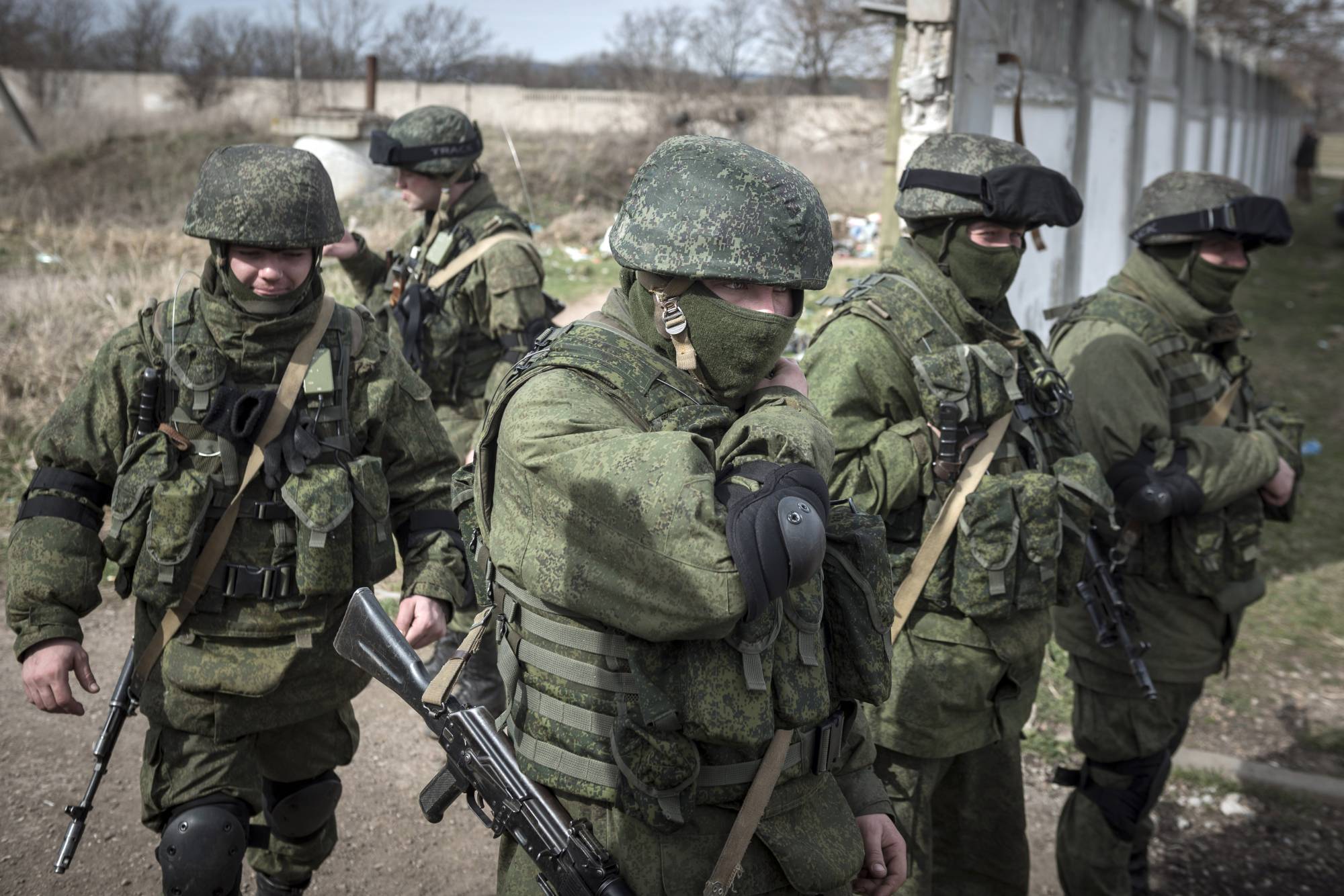 Russian soldiers with no insignia on their uniforms Perevalne, in the Crimea region of Ukraine, on March 6, 2014. | Sergey Ponomarev / The New York Times
