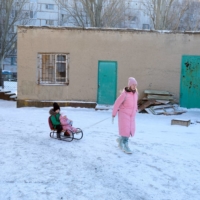 Children are pulled on a sled in Svitlodarsk, near the front lines in eastern Ukraine, on Saturday. | TYLER HICKS/THE NEW YORK TIMES