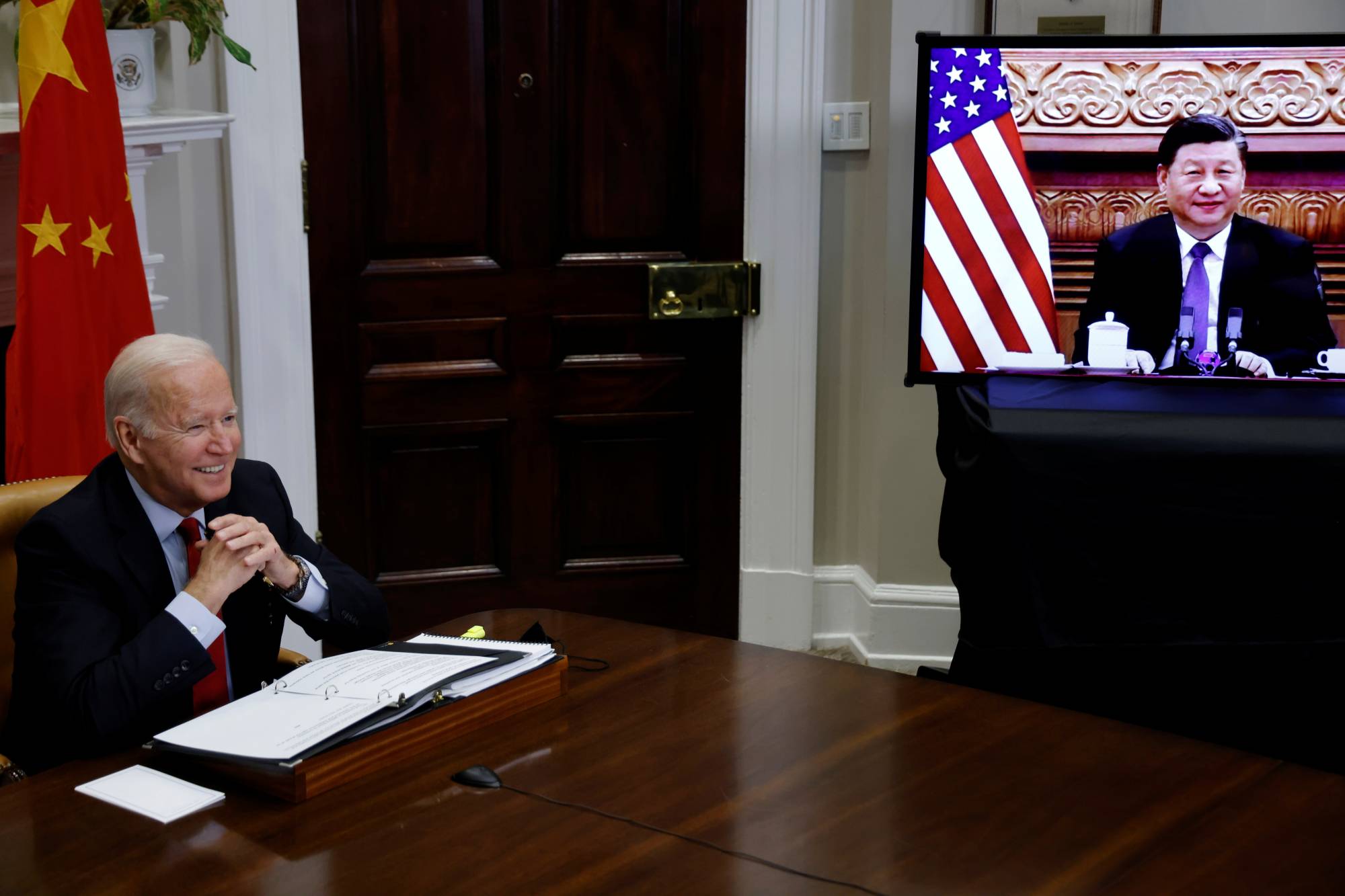 Many Japanese companies are keenly aware that their businesses are vulnerable to U.S.-China geopolitical moves and that measures are needed to mitigate the resulting risks.  | REUTERS 