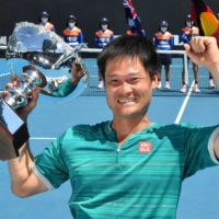 Shingo Kunieda celebrates with the trophy after winning the men\'s wheelchair tennis final at the Australian Open in Melbourne on Thursday. | AFP-JIJI