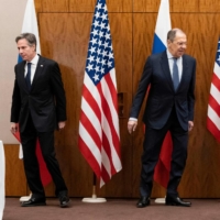 U.S. Secretary of State Antony Blinken (left) and Russian Foreign Minister Sergey Lavrov hold talks on the Ukrainian situation, in Geneva on Jan. 21. |  POOL / AFP-JIJI